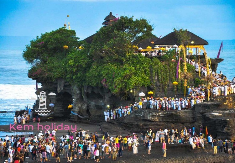 Đền Tanah Lot lúc hoàng hôn với sóng biển xô vào chân đền, bối cảnh chỉ có thể chụp vào những ngày không phải Nyepi