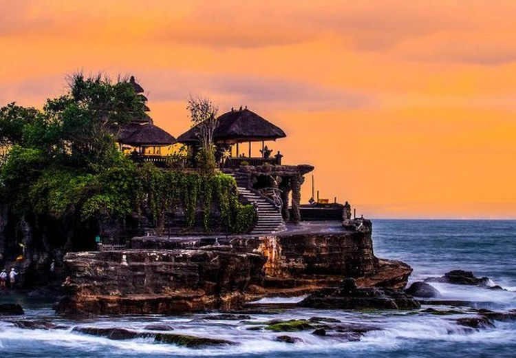 Đền Tanah Lot lúc hoàng hôn