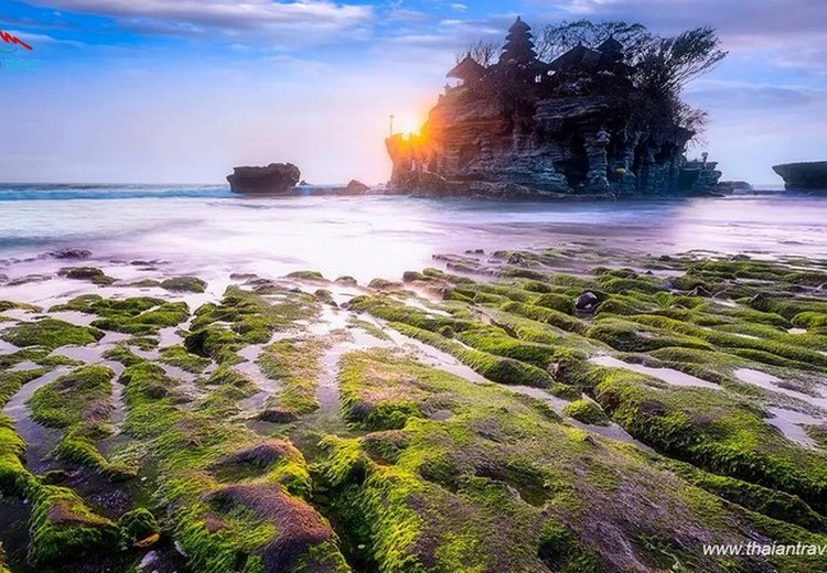 Đền Tanah Lot nằm trên mỏm đá giữa biển lúc hoàng hôn