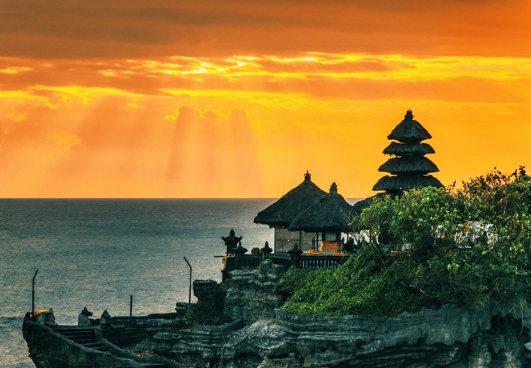 Đền Tanah Lot nhìn từ xa lúc hoàng hôn, sóng biển xung quanh