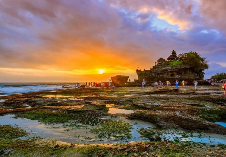 Đền Tanah Lot trên mỏm đá giữa biển lúc hoàng hôn
