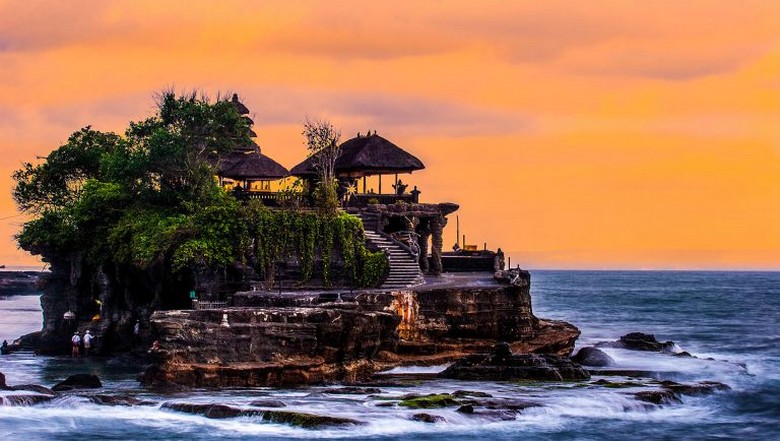 Toàn cảnh Tanah Lot lúc hoàng hôn — một trong những điểm đến đẹp nhất Bali thường có trong lịch trình tour chất lượng