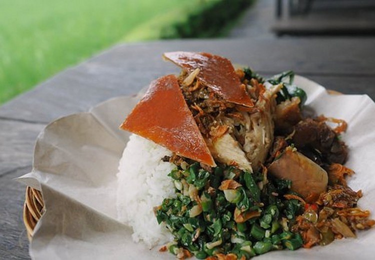 Đĩa Babi Guling đầy đủ gồm thịt heo quay, xương sườn, lawar và cơm trắng tại một quán ở Ubud
