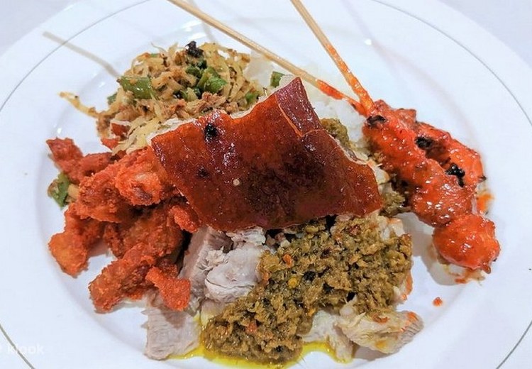 Đĩa Babi Guling nhìn từ trên xuống với da giòn vàng rộm, lawar xanh và cơm trắng tại warung Denpasar