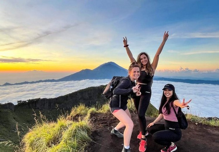 Đỉnh núi Batur khi bình minh lên, khung cảnh hồ và đỉnh Agung phía xa