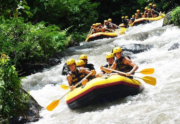 Đoàn khách chèo bè vượt thác trên sông Ayung gần Ubud