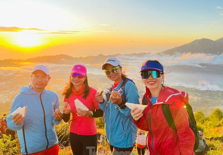 Đoàn khách đứng trên đỉnh núi lửa Batur lúc bình minh