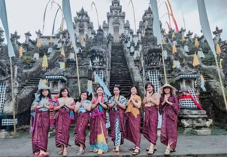 Đoàn khách Hà Nội chụp ảnh tại cổng trời Pura Lempuyang với nền núi Agung