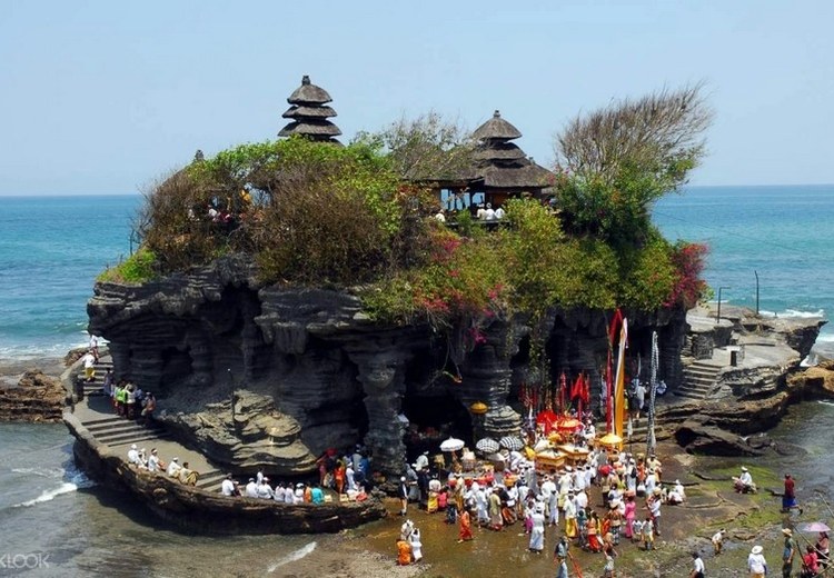 Đoàn khách Việt tham quan đền Tanah Lot lúc chiều tà