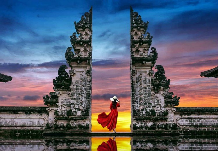 Du khách chụp ảnh tại cổng Kori Agung buổi sáng sớm