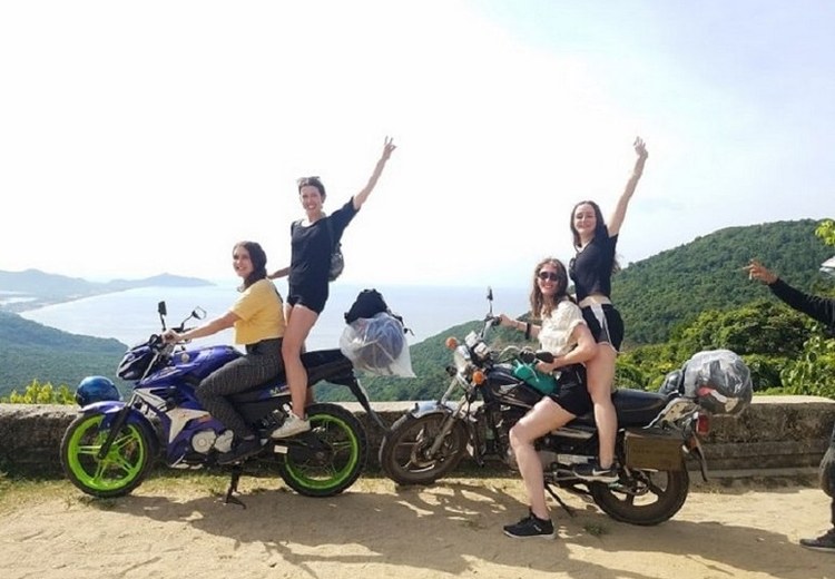 Du khách dừng xe máy chụp ảnh tại Bali