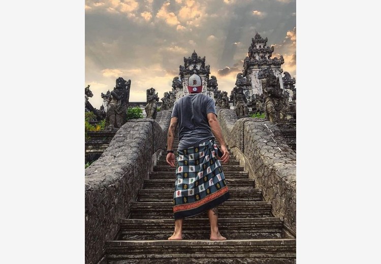 Du khách mặc sarong trước cổng Kori Agung đền Lempuyang