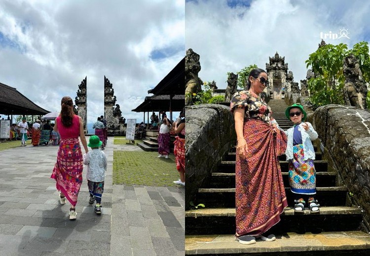Du khách mặc sarong truyền thống tại cổng đền Tanah Lot, Bali