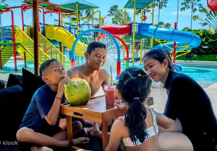Gia đình có trẻ nhỏ vui chơi tại hồ bơi resort ở Bali