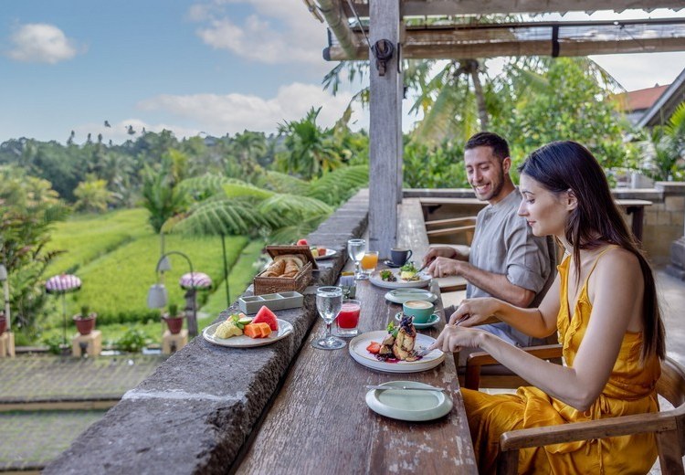 Gia đình đang ăn tại nhà hàng có view nhìn ra ruộng bậc thang ở Ubud