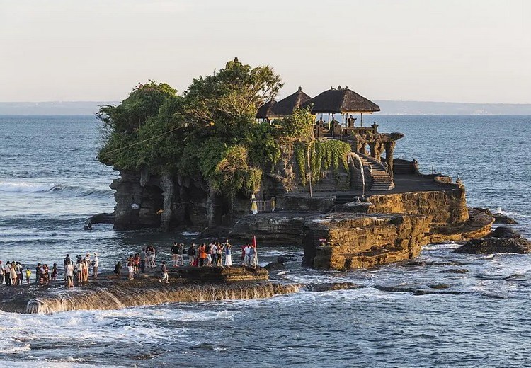 Gia đình mặc sarong tham quan đền Tanah Lot lúc hoàng hôn