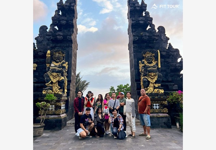 Gia đình Việt Nam chụp ảnh trước cổng đền Tanah Lot lúc hoàng hôn