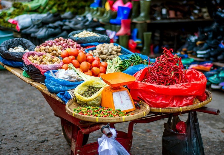 Gia vị tươi truyền thống Bali – sả, riềng, nghệ, ớt – bày bán tại chợ Badung, Denpasar