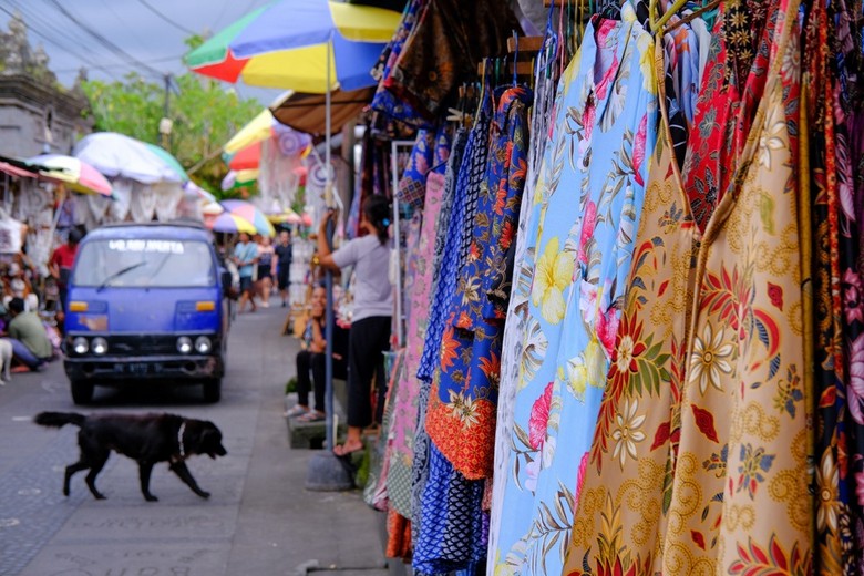 Gian hàng vải và đồ thủ công ở chợ Ubud