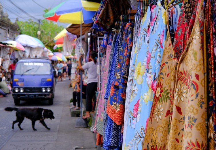 Gian hàng vải và đồ thủ công ở chợ Ubud