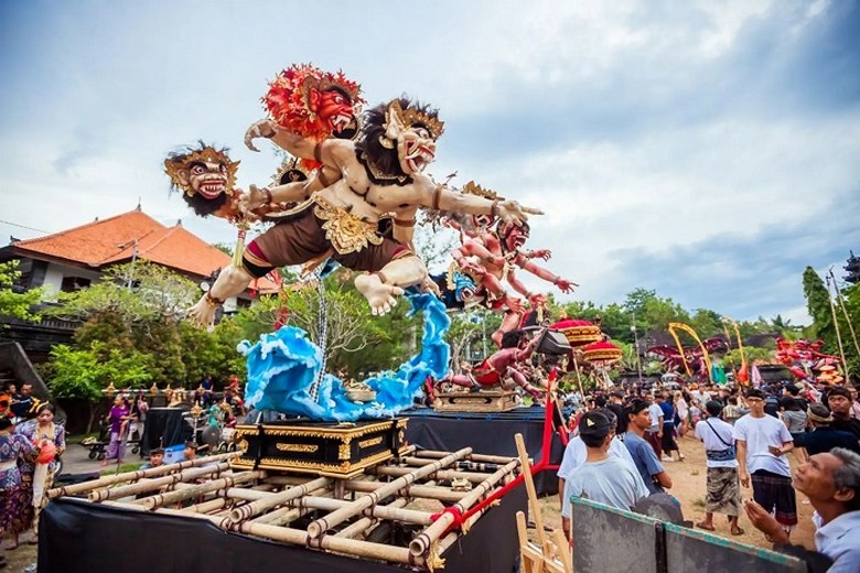 Hình nộm ogoh-ogoh trong lễ trước Nyepi