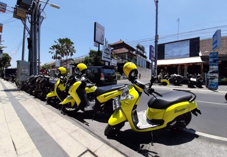 Hàng dài xe máy Honda Scoopy, Vario cho thuê trên phố Canggu, Bali