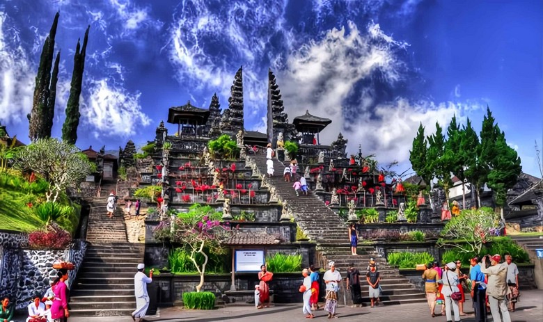 Hướng dẫn viên người Việt đang giải thích văn hóa Bali cho đoàn khách tại đền Besakih — hình ảnh minh họa trải nghiệm tour có chất lượn