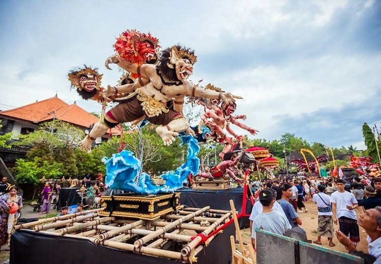 Hình nộm ogoh-ogoh trong lễ trước Nyepi