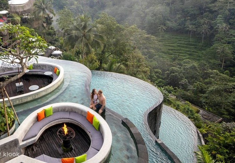 Hồ bơi infinity pool nhìn ra ruộng bậc thang tại một resort Ubud vào chiều tối
