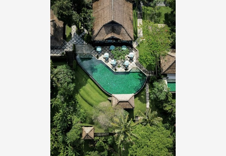 Hồ bơi riêng trong villa Ubud nhìn ra thung lũng xanh