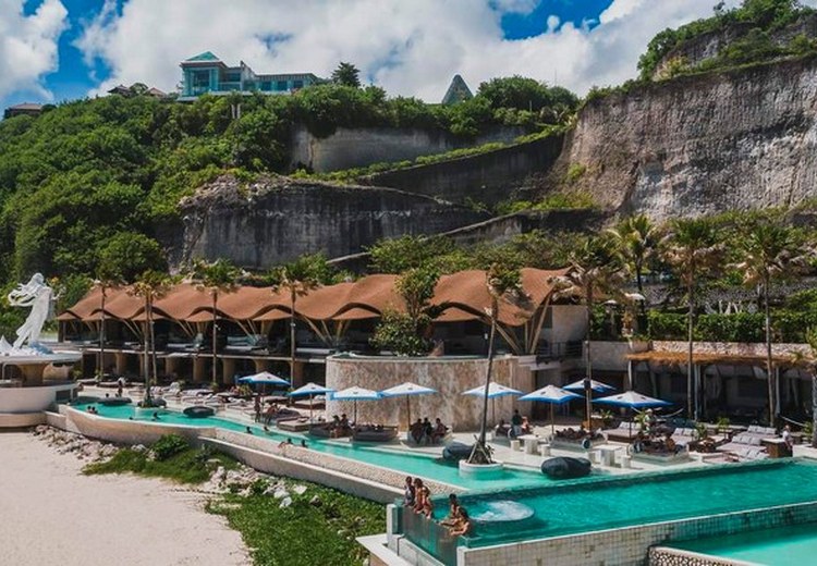 Hồ bơi và khán đài hướng biển của một beach club ở Seminyak