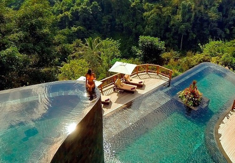 Hồ bơi vô cực villa Ubud nhìn ra thung lũng xanh buổi chiều tà