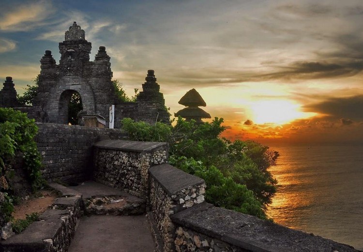 Hoàng hôn nhìn từ đền Uluwatu, bán đảo Bukit, Bali với ánh nắng vàng rực trên mặt biển