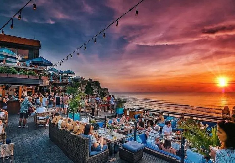 Hoàng hôn nhìn từ một beach club trên vách đá ở Bali