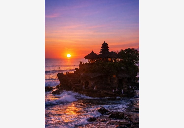 Hoàng hôn rực đỏ phía sau đền Tanah Lot