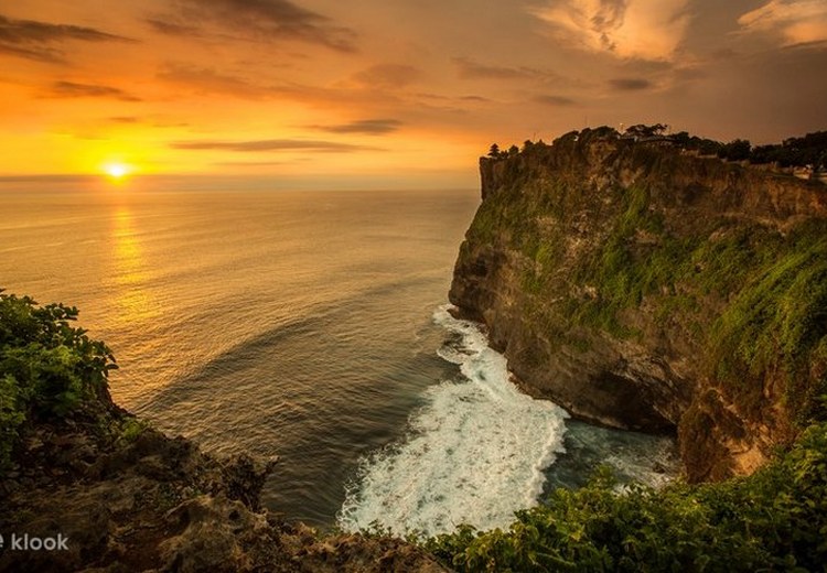 Hoàng hôn từ vách đá Uluwatu nhìn ra Ấn Độ Dương, ánh sáng cam đỏ phản chiếu trên mặt biển