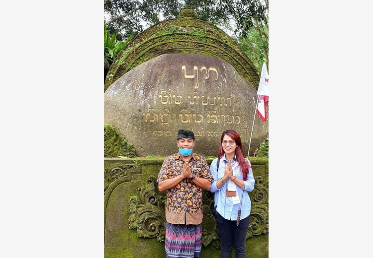 Hướng dẫn viên người Bali đang thuyết minh cho đoàn khách Việt tại đền Tanah Lot