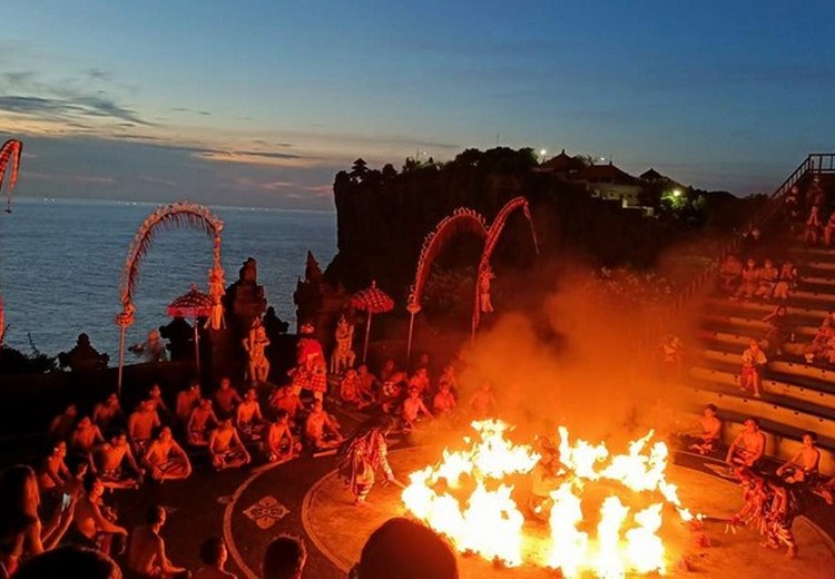 Kecak Fire Dance lúc hoàng hôn tại đền Uluwatu — vũ điệu kể lại sử thi Ramayana với hàng trăm người đàn ông hợp xướng