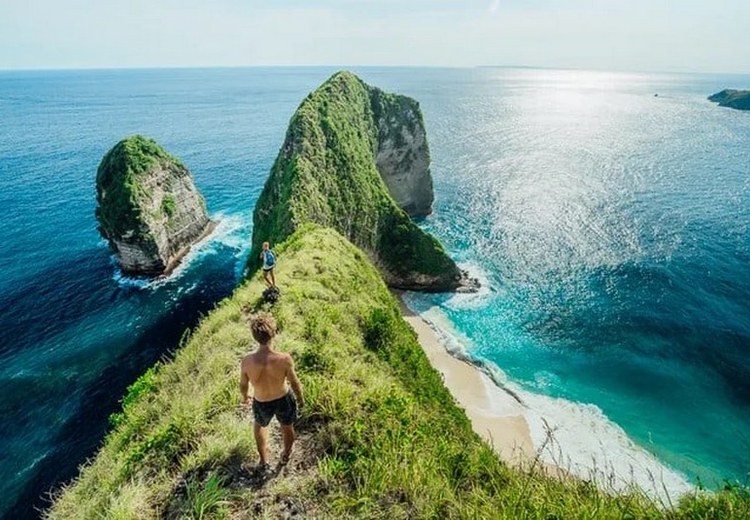 Kelingking Beach nhìn từ vách đá, hình mũi khủng long đặc trưng của Nusa Penida