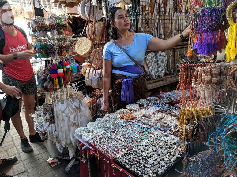 Khách đang chọn vải và mặc cả với người bán ở chợ Bali