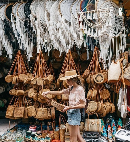 Khách đang vui vẻ trả giá với người bán ở chợ Ubud