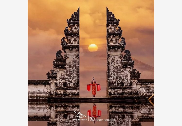 Khách du lịch đứng trước cổng đền Lempuyang Gates of Heaven với nền núi lửa Agung