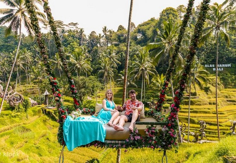 Khách ngồi trên xích đu Bali Swing với nền ruộng bậc thang Tegalalang phía sau