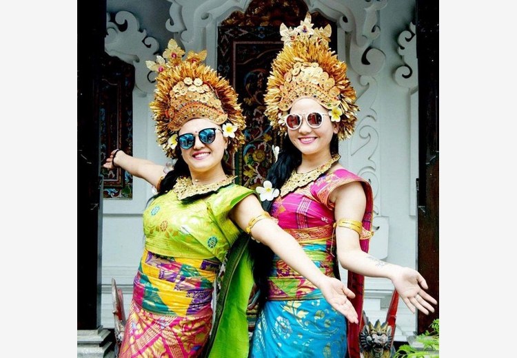Khách Việt trong trang phục truyền thống Bali tại đền Uluwatu