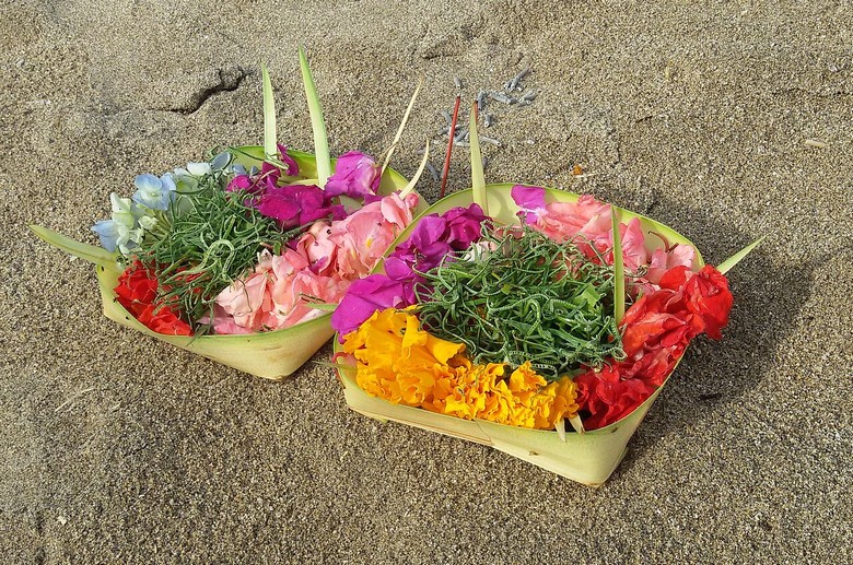 Khay lễ canang sari đặt trên vỉa hè ở Bali