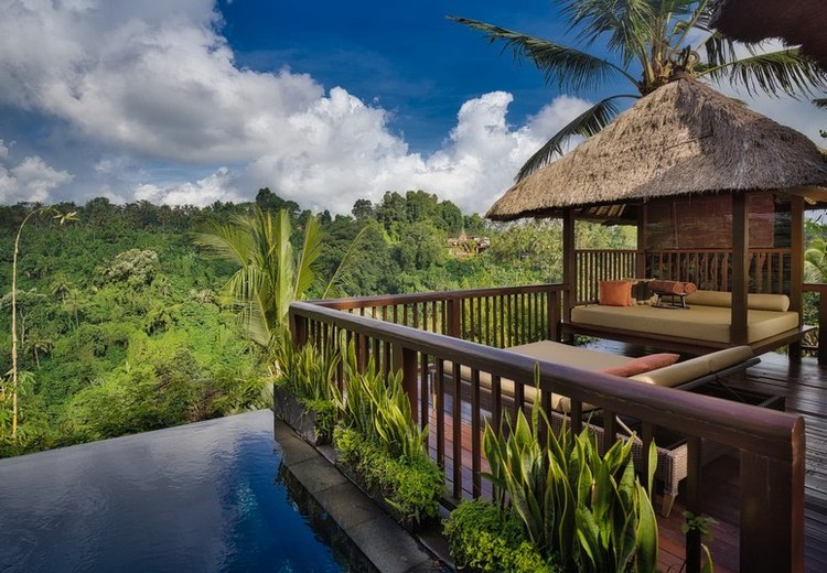 Khoảnh sân villa Ubud nhìn ra thung lũng xanh rậm rạp, buổi sáng sương mù còn bảng lảng