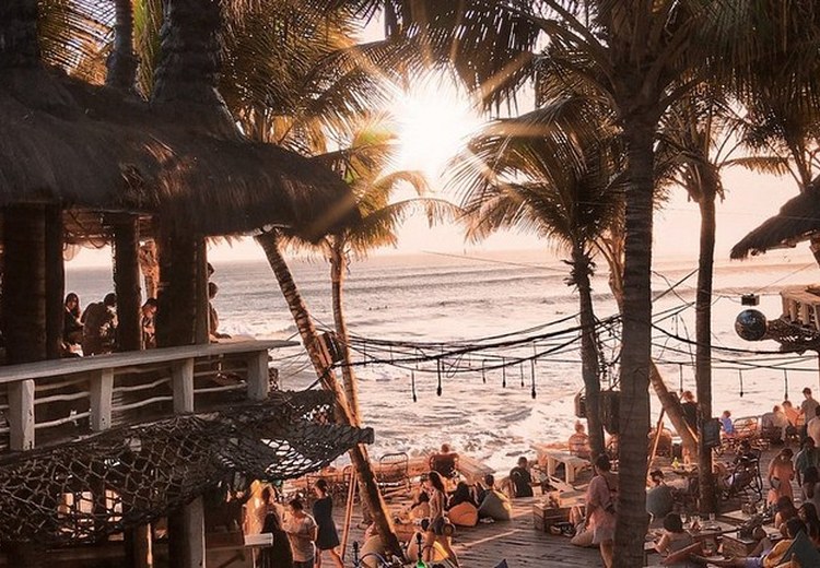 Không gian gỗ mộc và ghế bãi biển tại La Brisa, Canggu