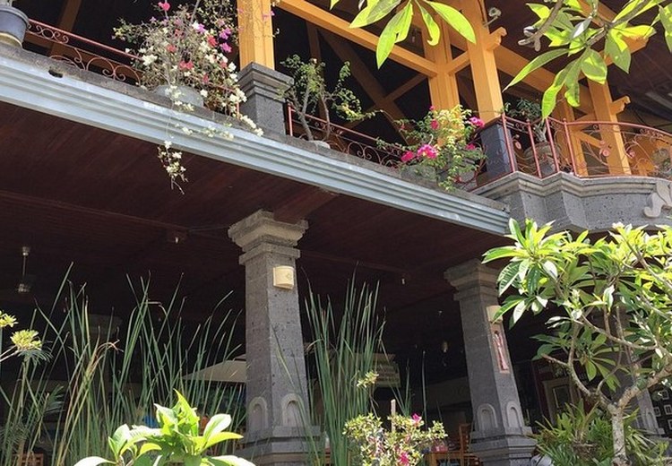 Không gian quán Babi Guling Ibu Oka tại Ubud với hàng dài khách xếp chờ buổi trưa