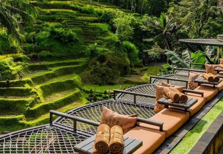Không gian yoga ngoài trời giữa ruộng bậc thang Ubud buổi sáng sớm