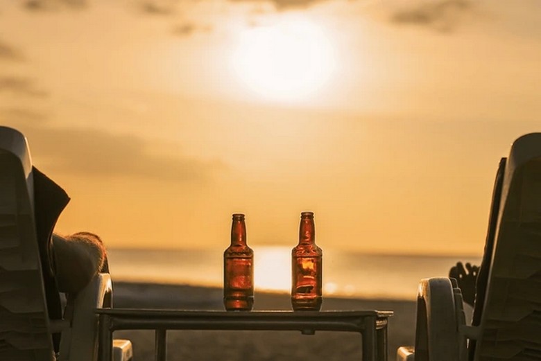 Ly bia Bintang ướp lạnh trên bãi biển Bali lúc hoàng hôn